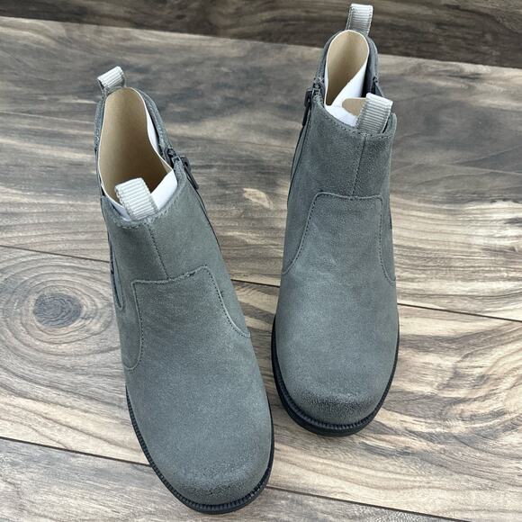 NIB Earth Origins Roxana 8W WIDE Chelsea Ankle Booties Boots Iron Grey Suede - Picture 2 of 12